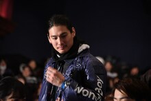 客席通路を通る水上剣星。