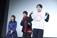 アルプスTシャツをアピールする大森研一（右）。