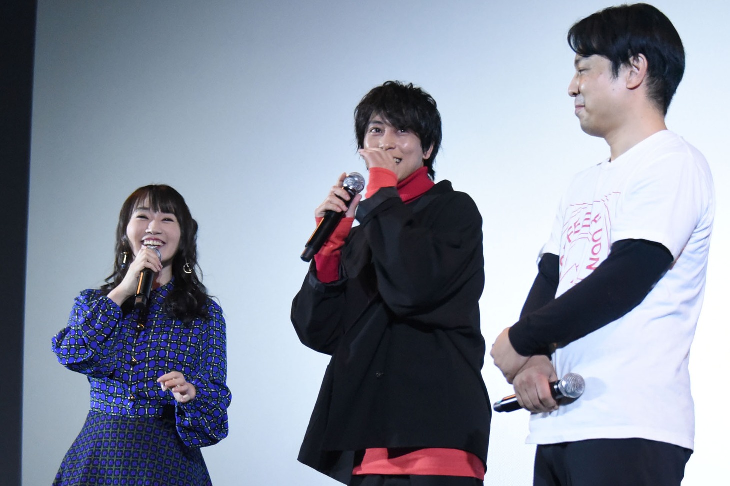 水樹奈々（左）の前で主題歌を歌ってしまい、照れる佐野岳（中央）。