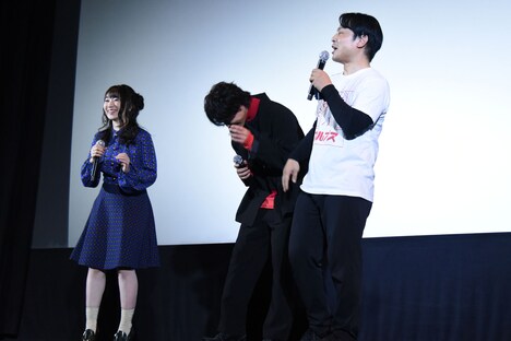 水樹奈々(左)の前で主題歌を歌い、照れる佐野岳(中央)。