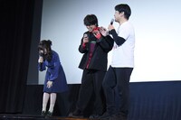 水樹奈々（左）の前で主題歌を歌ってしまい、照れる佐野岳（中央）。