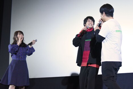 主題歌を歌う佐野岳(中央)と大森研一(右)。