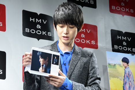 お気に入りカットを見せる本郷奏多。