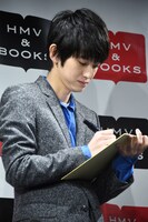 来年の抱負を色紙に書く本郷奏多。