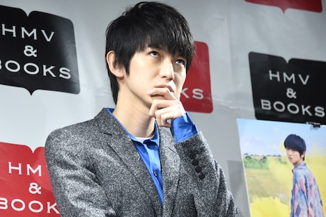 考え込む本郷奏多。