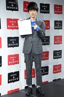 来年の抱負を書いた色紙を指差す本郷奏多。