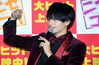 星のネックレスを取り出して、「この星を君に飾り付けしていいかな。君の人生を飾り付けしたいな」とささやく中島健人。