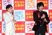 「お前イルミネーションより光ってるよ！」と岸優太（左）にツッコんで笑う中島健人（右）。