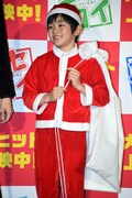 サンタの格好で登場した大江優成。