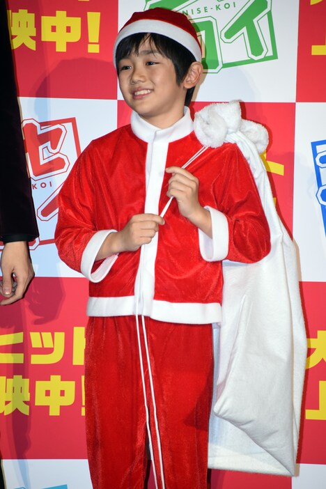 サンタの格好で登場した大江優成。