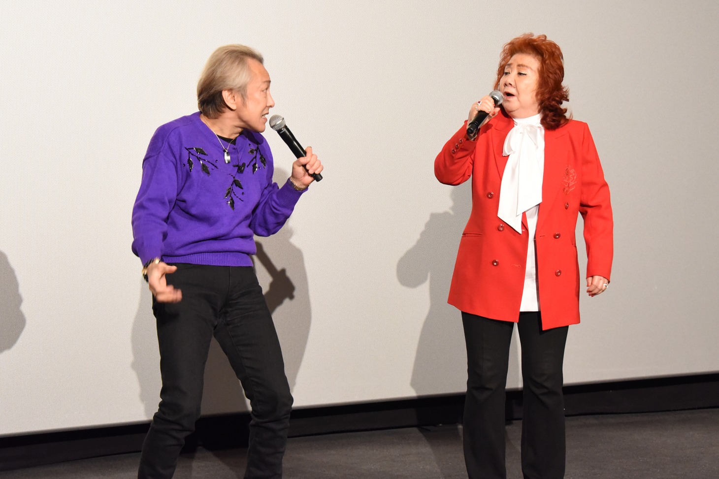「フュージョン！」と同時に言う野沢雅子（右）と堀川りょう（左）。