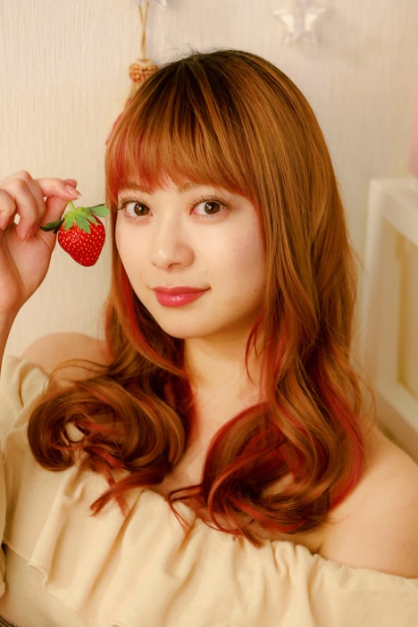 イチゴ役の山下リオ。