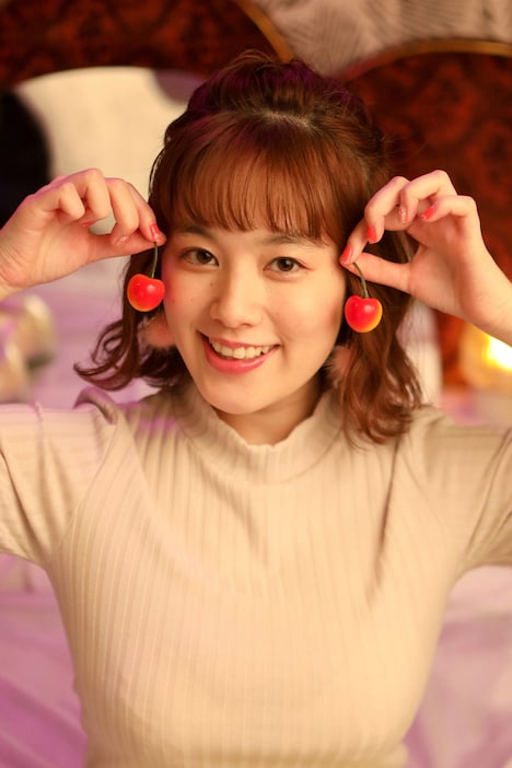 サクランボ役の筧美和子。