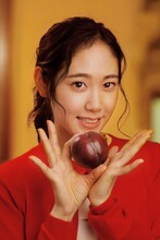 スモモ役の阿部純子。