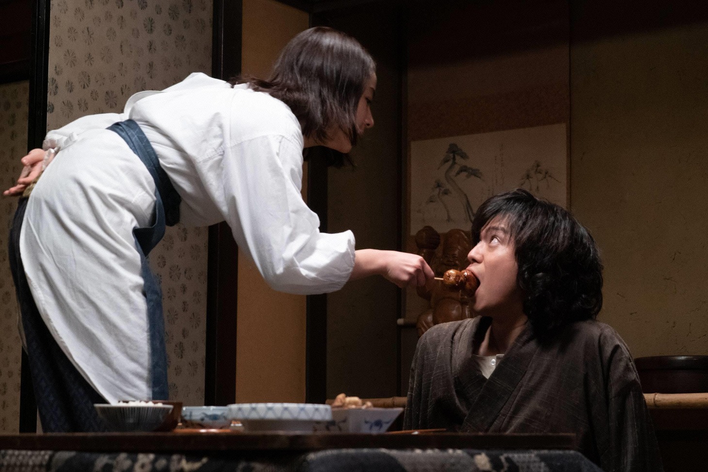 スペシャルドラマ「犬神家の一族」より、左から平祐奈演じる美代、加藤シゲアキ演じる金田一耕助。