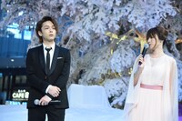 左から中村倫也、深田恭子。