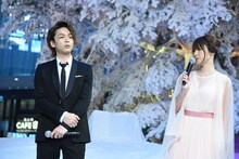 左から中村倫也、深田恭子。