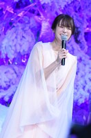 中村倫也に衣装をいじられ、照れる深田恭子。