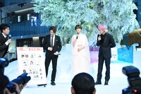 相関図を見ながらトークするキャストたち。