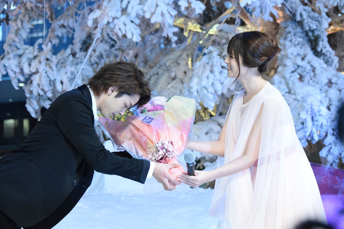 中村倫也（左）に花束を渡す深田恭子（右）。