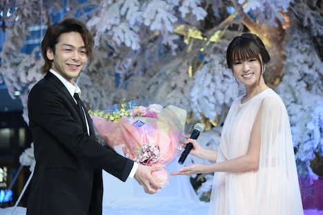 中村倫也(左)に花束を渡す深田恭子(右)。