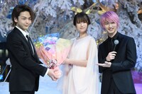 中村倫也（左）に花束を渡す深田恭子（中央）と横浜流星（右）。