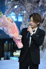 「宮内庁御用達……」と花束に書かれた文字を読み上げて感心する中村倫也。