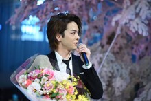 花束を受け取った中村倫也。