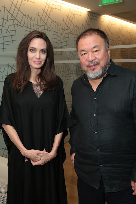 左からアンジェリーナ・ジョリー、アイ・ウェイウェイ。Ai Weiwei with Angelina Jolie at the special screening of HUMAN FLOW