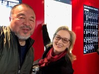 左からアイ・ウェイウェイ、メリル・ストリープ。Ai Weiwei with Meryl Streep at the special screening of HUMAN FLOW