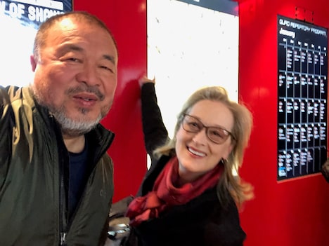 左からアイ・ウェイウェイ、メリル・ストリープ。Ai Weiwei with Meryl Streep at the special screening of HUMAN FLOW