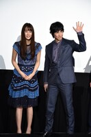 左から山本美月、ディーン・フジオカ。