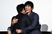 ハグする吉沢亮（左）とディーン・フジオカ（右）。