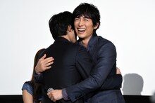 ハグする吉沢亮（左）とディーン・フジオカ（右）。