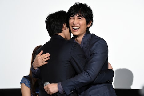 ハグする吉沢亮（左）とディーン・フジオカ（右）。