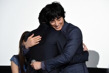 ハグする吉沢亮（左）とディーン・フジオカ（右）。