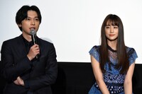 左から吉沢亮、山本美月。