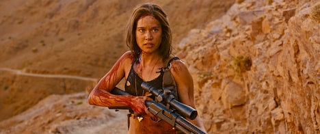 「REVENGE リベンジ」 (c)2017 M.E.S. PRODUCTIONS - MONKEY PACK FILMS - CHARADES - LOGICAL PICTURES – NEXUS FACTORY - UMEDIA