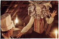 「天国でまた会おう」より、お札の仮面。