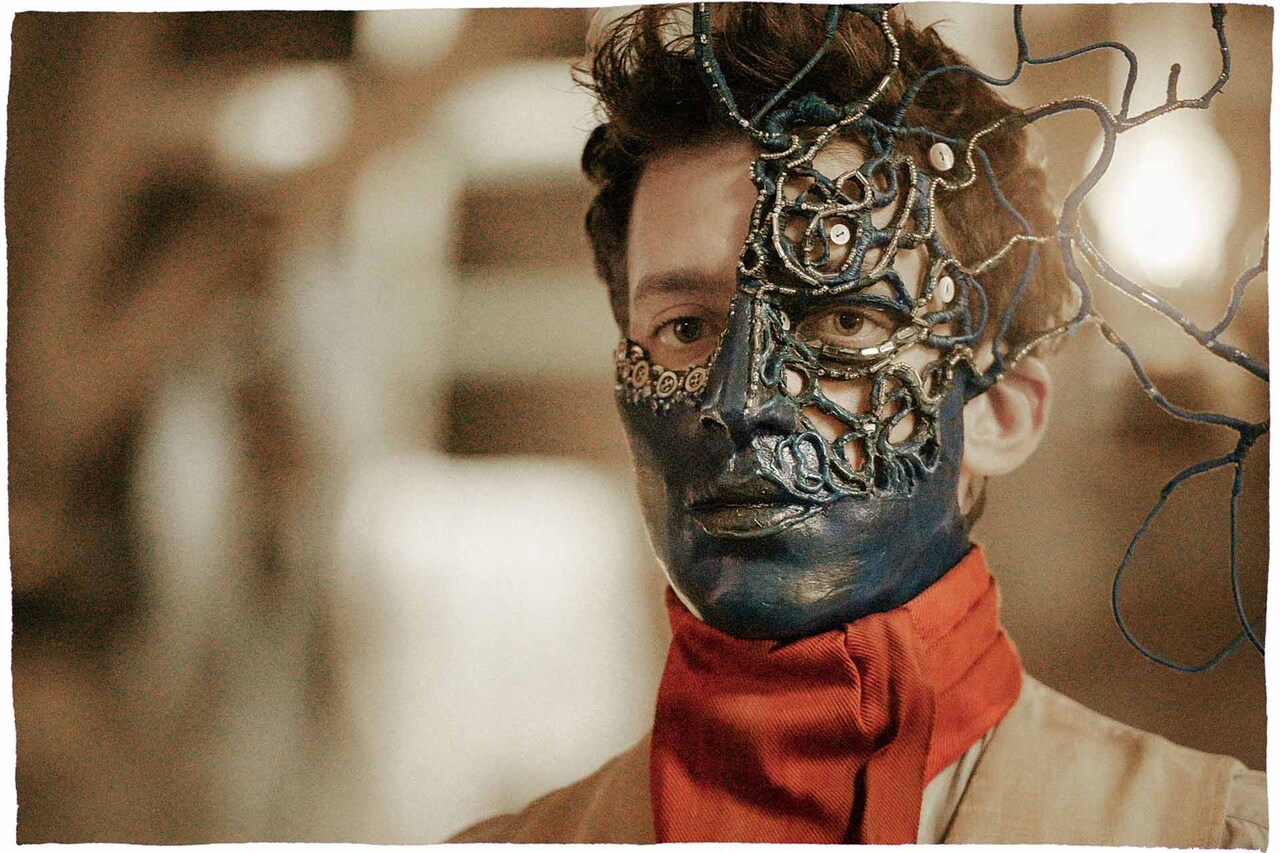 「天国でまた会おう」より、ヴェネツィア風の青い仮面。