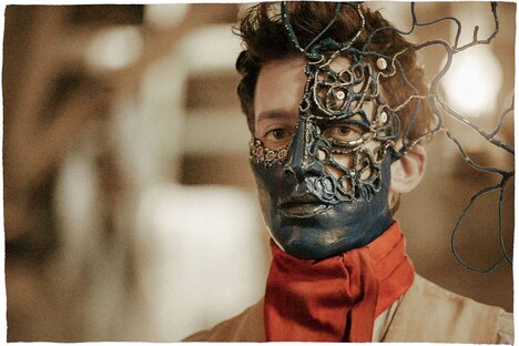 「天国でまた会おう」より、ヴェネツィア風の青い仮面。