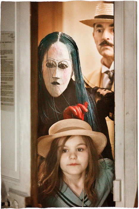 「天国でまた会おう」より、青い髪の女性の仮面（中央）。