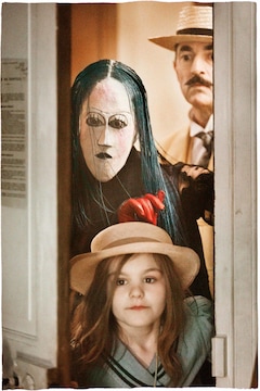 セザール賞受賞 天国でまた会おう 孔雀やお札モチーフの仮面捉えた新写真公開 コメントあり 映画ナタリー