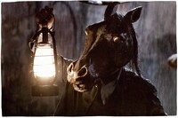 「天国でまた会おう」より、馬の被り物を着けたアルベール。