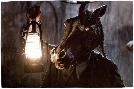 「天国でまた会おう」より、馬の被り物を着けたアルベール。