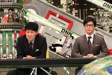 12月28日放送「全力！脱力タイムズSP」より、小籔千豊（左）と田中圭（右）。