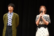 左から岡山天音、本田翼。