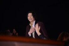 客席通路から入場する和田雅成。