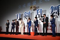 司会者から「衣装について2、3分好きに話してください」と振られ、戸惑う登壇者たち。