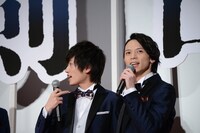 おそろいのタキシードを着用した定本楓馬（左）と北村諒（右）。